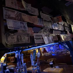 Kings Head British Pub - The bar
