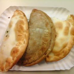 El Club de la Empanada - Sí, me sumo a la foto con la comida ya mordida porque hambreee!!! (Bien el tamaño de las empa eh)