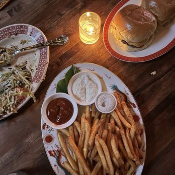 Expatriate - Burgers, fries, salad - Cocktail Bars Near Me - Portland, Oregon
