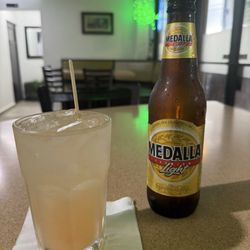 La Cobacha Criolla - Titos Vodka con toronja rosada natural