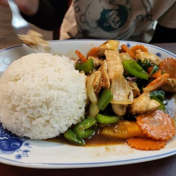 Lanxang Thai-Lao Cuisine - Basil chicken - Thai Near Me - Champaign, Illinois
