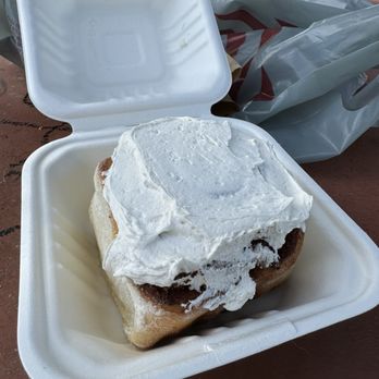 Gooey Center Bakery - Cinnamon roll with cream cheese - Desserts Near Me Gooey Center Bakery - Cinnamon roll with cream cheese - Desserts Near Me