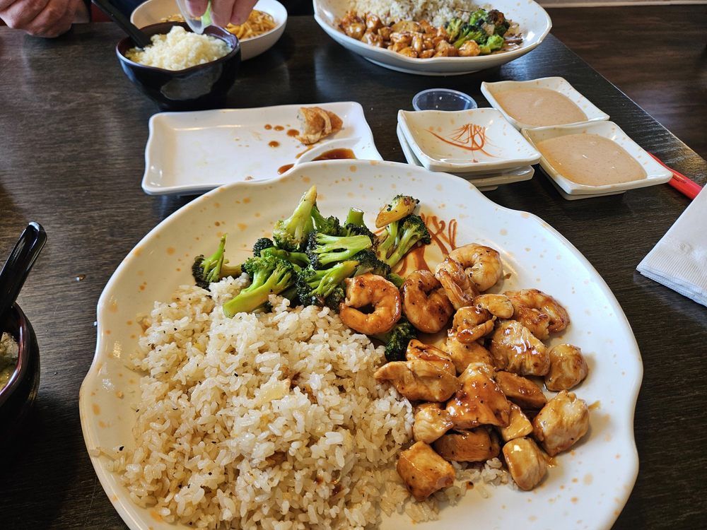 Umi Japanese Sushi & Hibachi Logo