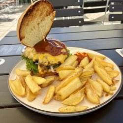 Restaurant Flörsheimer Bootshaus - Cheeseburger mit Pommes