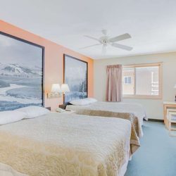 Super 8 by Wyndham Cooke City Yellowstone Park Area - Guest room