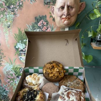 Sugar Moon Bakery - Banana pudding croissant, espresso cornflake crunch, chocolate tahini chip, espresso cloud, miso mushroom brioche, chai roll - Bakeries Near Me - Chicago, Illinois