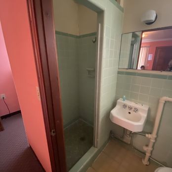 Maples Motel - The sink/shower. - Hotels Near Me - Sandusky, Ohio