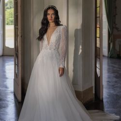 Adornia Brautmode Siegburg - Langärmlige Brautkleid mit schöne Tüll und Spitze. ADORNIA BRAUTMODE