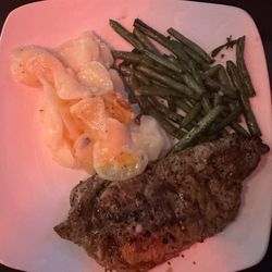 Steak with scalloped potatoes and green beans
