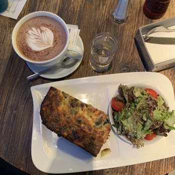 Café Français - Quiche with smoked salmon and leek + hot chocolate - French Near Me - Vienna, 9 Café Français - Quiche with smoked salmon and leek + hot chocolate - French Near Me - Vienna, 9