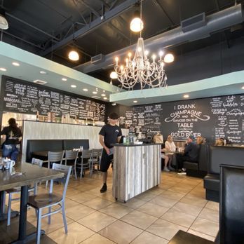 The Mimosa House - Front entrance and seating area - Breakfast & Brunch Near Me - Gold River, California