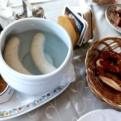 Cafe Pauli - Weißwürste mit süßen Senf und Brezel