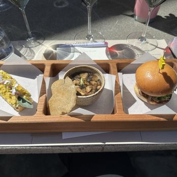 Bricoleur Vineyards - Soaring tasting with gluten free focaccia, wild mushroom soup and a duck slider. - Wineries Near Me - Windsor, California