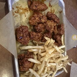 Boneless wings with fries