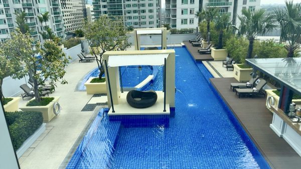 Raffles Makati by null