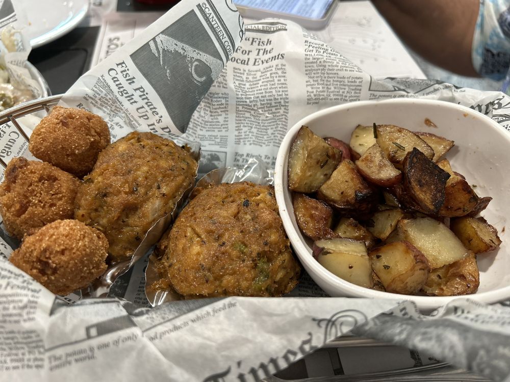 DESPOSITO’S SEAFOOD RESTAURANT 3501 Macceo Dr, Thunderbolt,