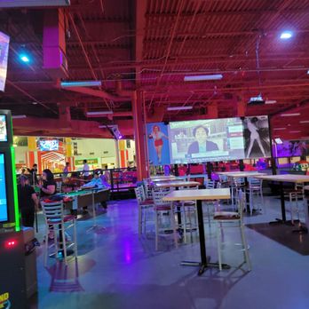 Dezerland Park Orlando - Eating area for bowling and games - Amusement Parks Near Me - Orlando, Florida Dezerland Park Orlando - Eating area for bowling and games - Amusement Parks Near Me - Orlando, Florida