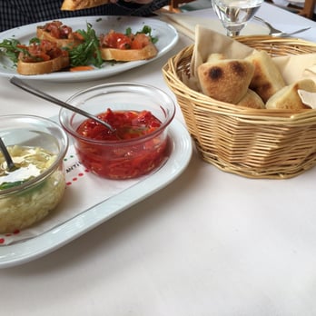 Bella Italia - Bread basket and condiment toppings of garlic and paprika is complimentary and given to us promptly. - Pizza Near Me - Neumarkt i.d.OPf., BY