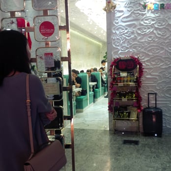 何洪記 - Ho Hung Kee (Hysan Place) - Peek inside the shop while waiting. Bright and clean! - Congee Near Me - Hong Kong, HK 何洪記 - Ho Hung Kee (Hysan Place) - Peek inside the shop while waiting. Bright and clean! - Congee Near Me - Hong Kong, HK