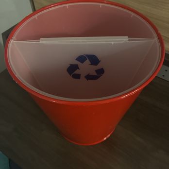 Tru by Hilton Commerce - Trash bin with a plastic separator for recycling - Hotels Near Me - Commerce, Georgia Tru by Hilton Commerce - Trash bin with a plastic separator for recycling - Hotels Near Me - Commerce, Georgia