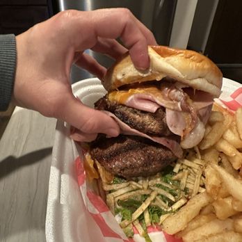 Pa’que Roberto - Double hamburger! Look at the layers of amazing goodness! - Venezuelan Near Me - Madison, Wisconsin Pa’que Roberto - Double hamburger! Look at the layers of amazing goodness! - Venezuelan Near Me - Madison, Wisconsin