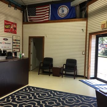 Dentmasters - Lobby waiting area with bathroom and plenty of reading material. Also provides coffee - Mobile Dent Repair Near Me - Manassas, Virginia