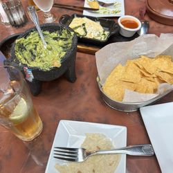 Hacienda La Paloma - guacamole & queso fundido nom nom