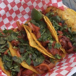 El Monchis Snackz - Al pastor tacos