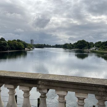 Hyde Park - View in the Serpentine - Parks Near Me