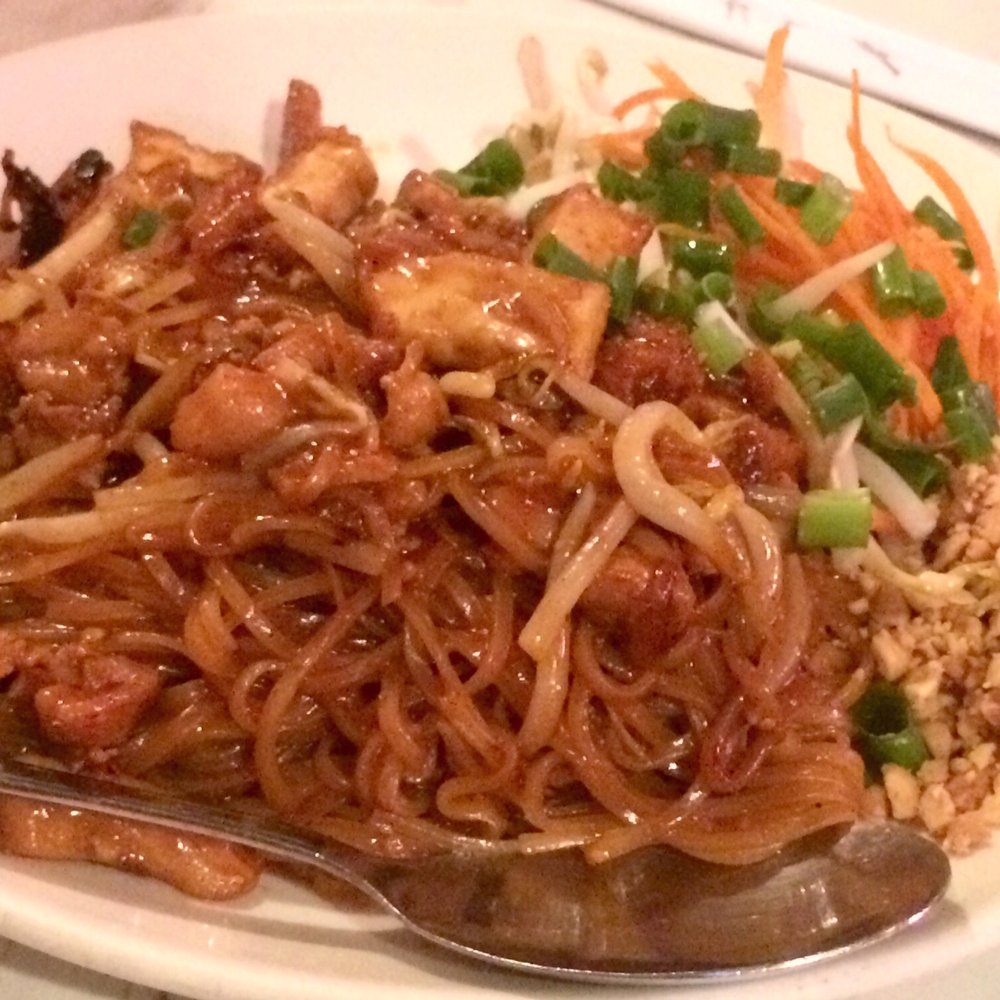 Siam Square - Paad Thai with chicken - Thai Near Me - Honolulu, Hawaii