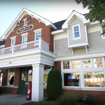 Daybreak Mobil - the outside of a restaurant - Convenience Stores Near Me - Delafield, Wisconsin