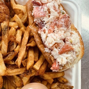 Upscale Crab & Seafood Bethany - Lobster roll with French fries - Seafood Near Me - Bethany Beach, Delaware Upscale Crab & Seafood Bethany - Lobster roll with French fries - Seafood Near Me - Bethany Beach, Delaware