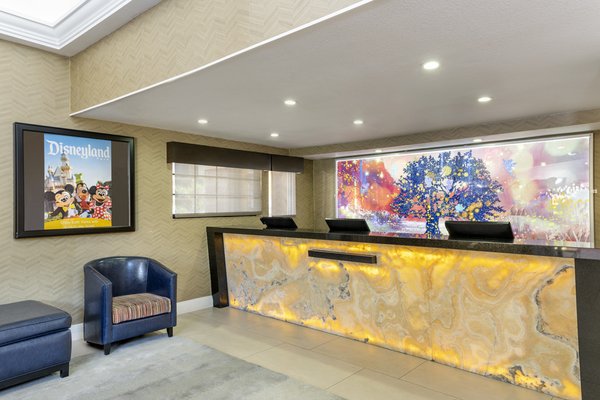 Best Western Plus Raffles Inn & Suites by null