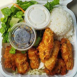 Ohana Foods - Korean Frrrrrrried Chicken Drumettes with Toss Salad & White Rice ($14.49). Buggah was broke da moufth ono!