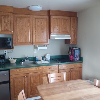 Stratford Inn - Kitchenette with table - Hotels Near Me - Ashland, Oregon Stratford Inn - Kitchenette with table - Hotels Near Me - Ashland, Oregon