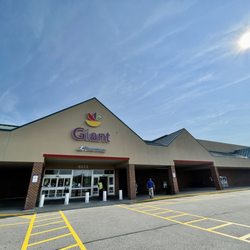 Giant - Exterior