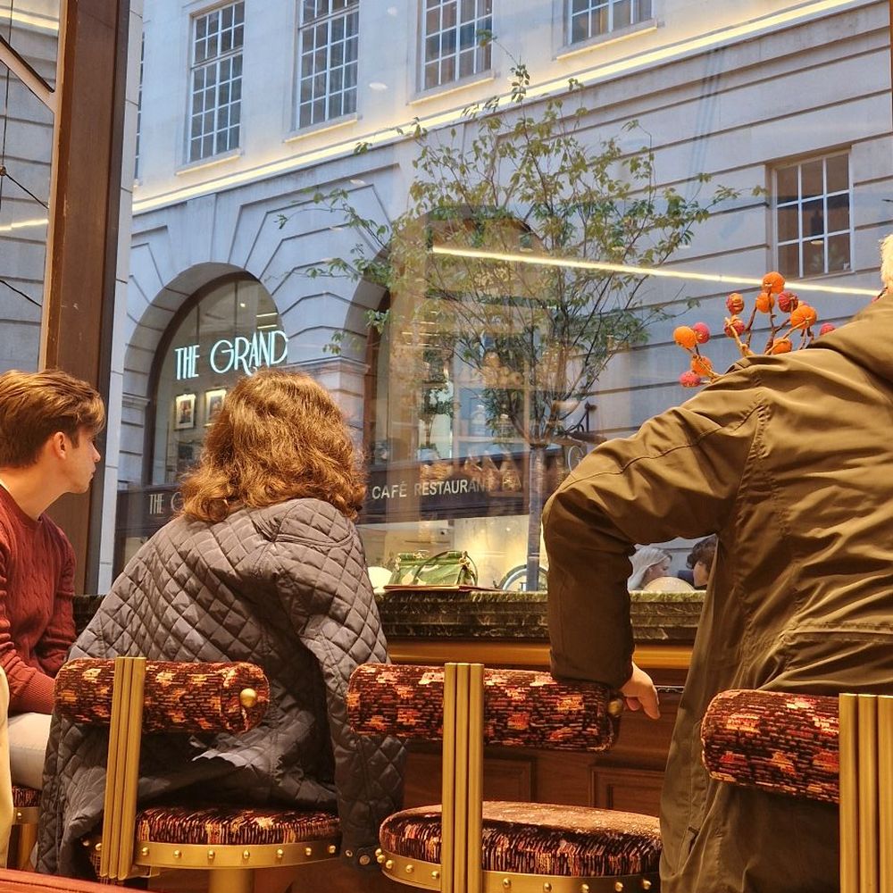 Carpo Piccadilly - Counter seats with a view - Chocolatiers & Shops Near Me - London, XGL Carpo Piccadilly - Counter seats with a view - Chocolatiers & Shops Near Me - London, XGL
