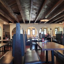 Mike's Pizza & Steakhouse - The lobby