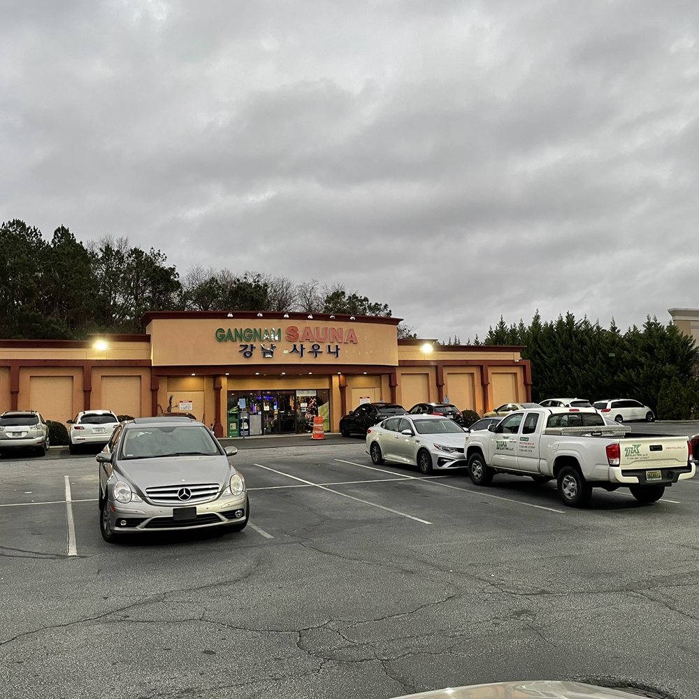 Parking area - ample, safe and gratis. Parking area - ample, safe and gratis.