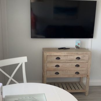 Tuckaway Shores Resort - Two flat screen TVs, one in the dining area and one in the bedroom. - Hotels Near Me - Indialantic, Florida