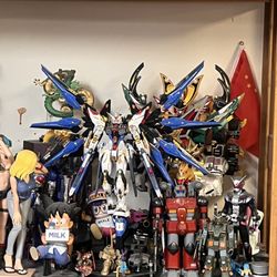 Ying Hobbies & Toys - Some of the figures and models assembled in the store