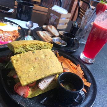 Gran Tierra - Panini de atún, pan de curcuma y pimiento.. mmmm... - Juice Bars & Smoothies Near Me - Ensenada, BCN Gran Tierra - Panini de atún, pan de curcuma y pimiento.. mmmm... - Juice Bars & Smoothies Near Me - Ensenada, BCN