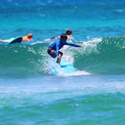 Hawaii Waves Surf School - Kid surfing