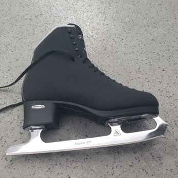 Ice Den Scottsdale - OK....been 30 years but how hard could it be?! Hockey skates only since TV had 3 channels! update : I fell several times, dang toe picks! - Skating Rinks Near Me - Scottsdale, Arizona
