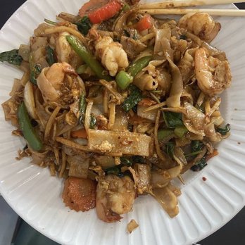 Thai Garlic & Sushi - Drunken Noodle with shrimp - Thai Near Me - Houston, Texas Thai Garlic & Sushi - Drunken Noodle with shrimp - Thai Near Me - Houston, Texas
