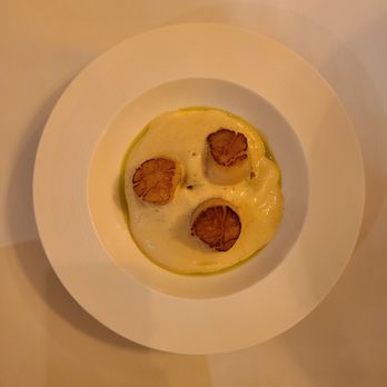 Auberge du Pommier - Noix de Saint-Jacques Poêlées. - French Near Me - Toronto, Ontario
