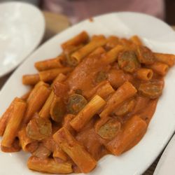 Pasta Party - Rigatoni in pink sauce and sausage 8/10