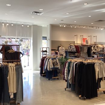 Evereve - EVEREVE South Barrington, IL interior - Women's Clothing Near Me - South Barrington, Illinois Evereve - EVEREVE South Barrington, IL interior - Women's Clothing Near Me - South Barrington, Illinois