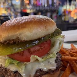Gelsosomo's Pizza/Bullpen The Bar - Cheeseburger