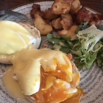 Catch 122 - Eggs Benedict with smoked salmon - Breakfast & Brunch Near Me - North Vancouver, British Columbia Catch 122 - Eggs Benedict with smoked salmon - Breakfast & Brunch Near Me - North Vancouver, British Columbia